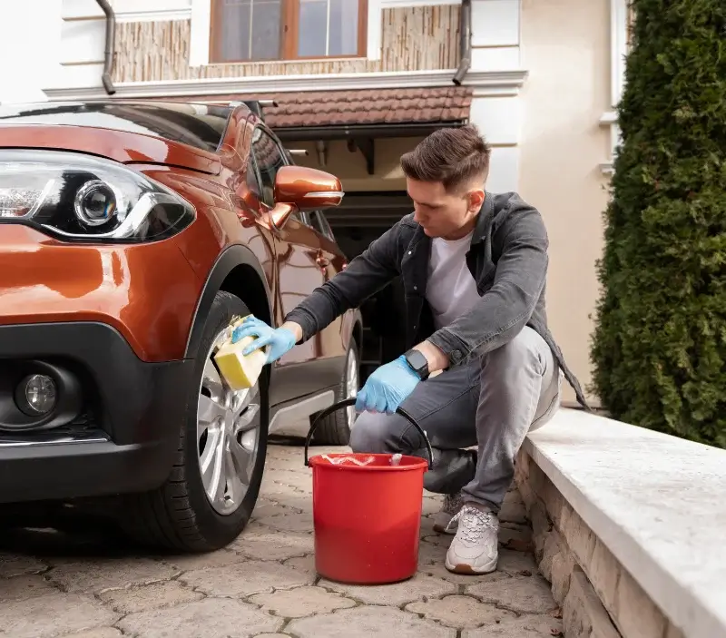 Lavage auto à domicile Commensacq : professionnel intervenant sur un véhicule